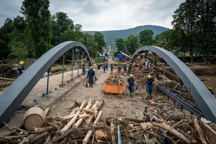 In Bad Neuenahr bauen THW-Kräfte eine Ersatzbrücke, um das vom Hochwasser...