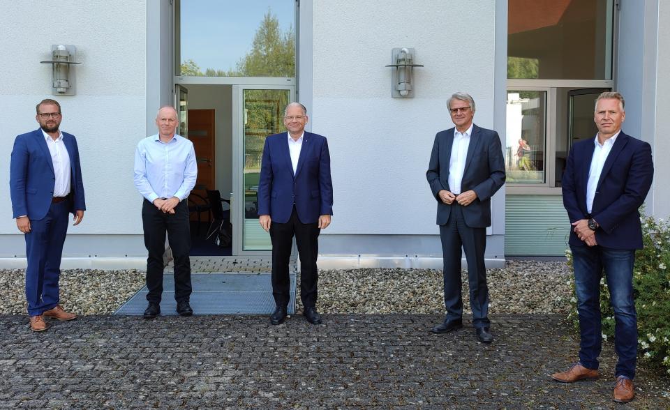 Gruppe v.l.n.r.: Heiner Geißler IMAXX, Notar Henning Puvogel, Oliver Meermann,...