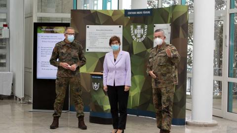 Die Bundesministerin der Verteidigung erhielt bei ihrem Besuch in Koblenz eine...