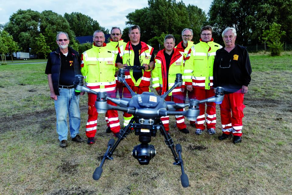 UAV-Team ASB Ostholstein mit schwebender Drohne