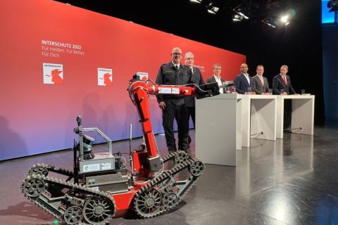 (v.l.n.r.): D2 Roboter, Dirk Aschenbrenner, Präsident der Vereinigung zur...