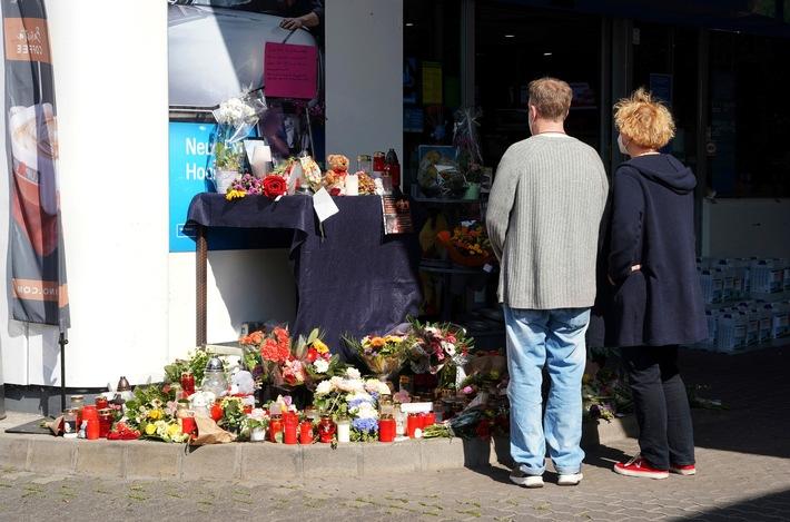Mit Blumen, Kerzen und Botschaften gedenken Menschen an einer Tankstelle in der...
