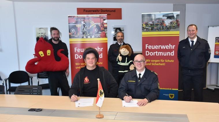 Dirk Aschenbrenner, Direktor der Dortmunder Feuerwehr, und der erste...