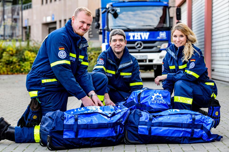 Die Stiftung THW übergibt die ersten von insgesamt 16.000 Rucksack-Trolleys an...
