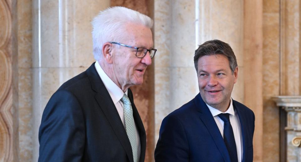 Ministerpräsident Winfried Kretschmann (l.) und Bundeswirtschafts- und...