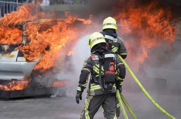 Brandbekämpfungshandschuhe sind aus feuerfestem Material gefertigt.