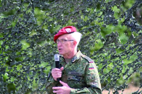 Oberst Henry Neumann, Kommandeur des ABC-Abwehrkommandos der Bundeswehr in...