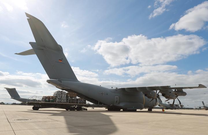 30 Tonnen an Hilfsgütern des THW transportierte die Bundeswehr nach Libyen.
