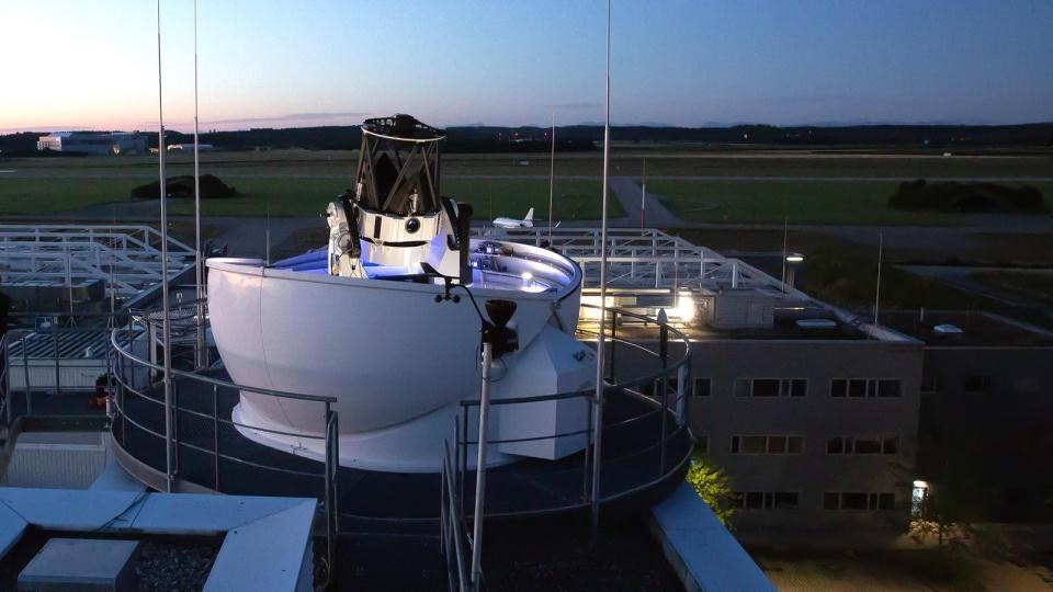 Op­ti­sche Bo­den­sta­ti­on auf dem Dach: Mit der neu ausgebauten...