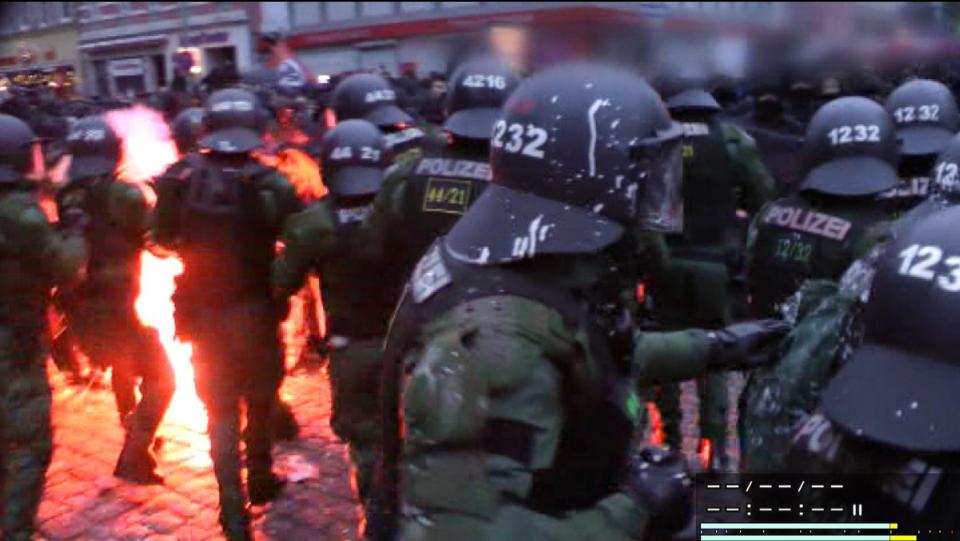 Polizeibeamten stehen in der Schusslinie bei gewaltätigen Ausschreitungen