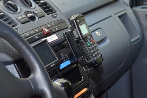 TETRA-Digitalfunk-Handbedienteil in einem Polizeifahrzeug am Amaturenbrett