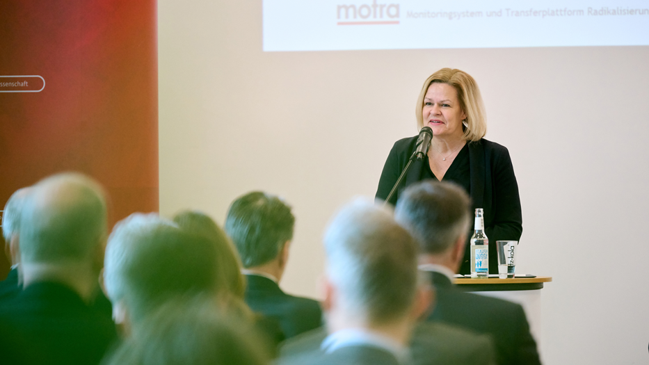 MOTRA-Verbund stellt Jahresbericht 2023 über Radikalisierungsgeschehen in...