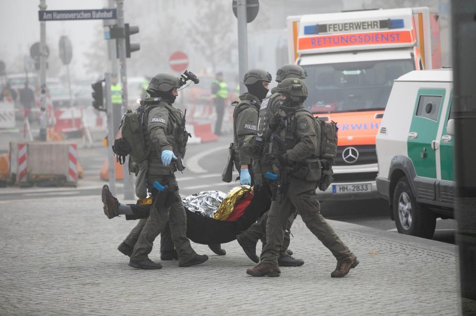 Polizisten bringen einen Verletzten in den sicheren Bereich – Übung...