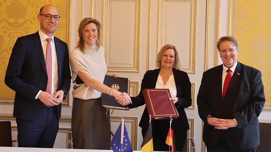 Bundesinnenministerin Nancy Faeser mit ihrer belgischen Amtskollegin Annelies...