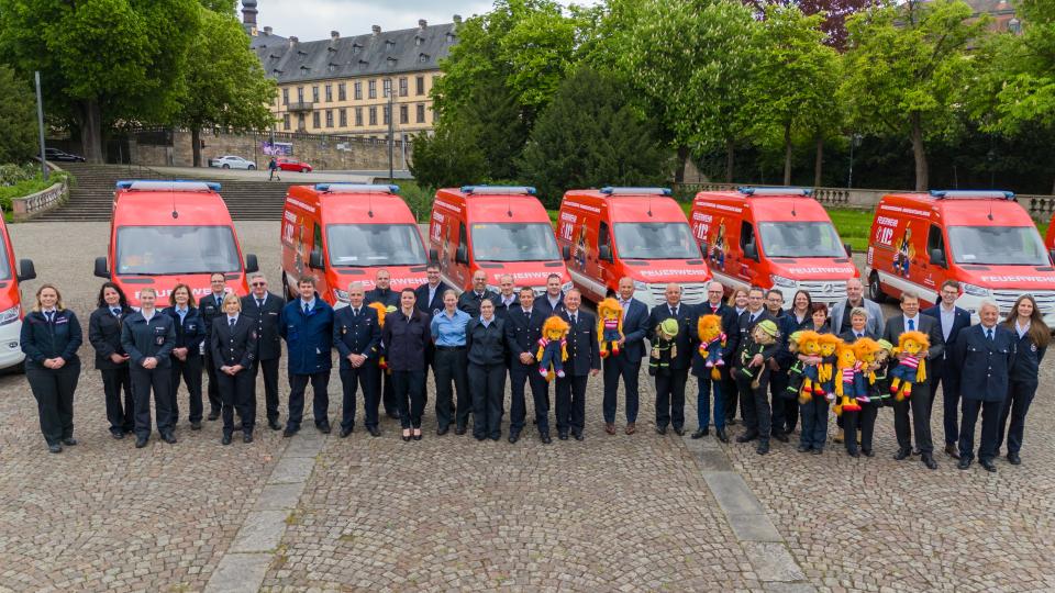 Hessischer Innenminister übergibt in Fulda 27 neue Gerätewagen für die...