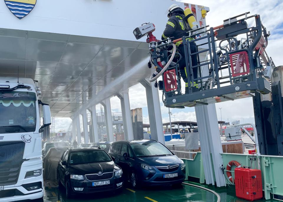 Abbildung 1 Die Freiwillige Feuerwehr Norden simuliert ein Abkühlen des...