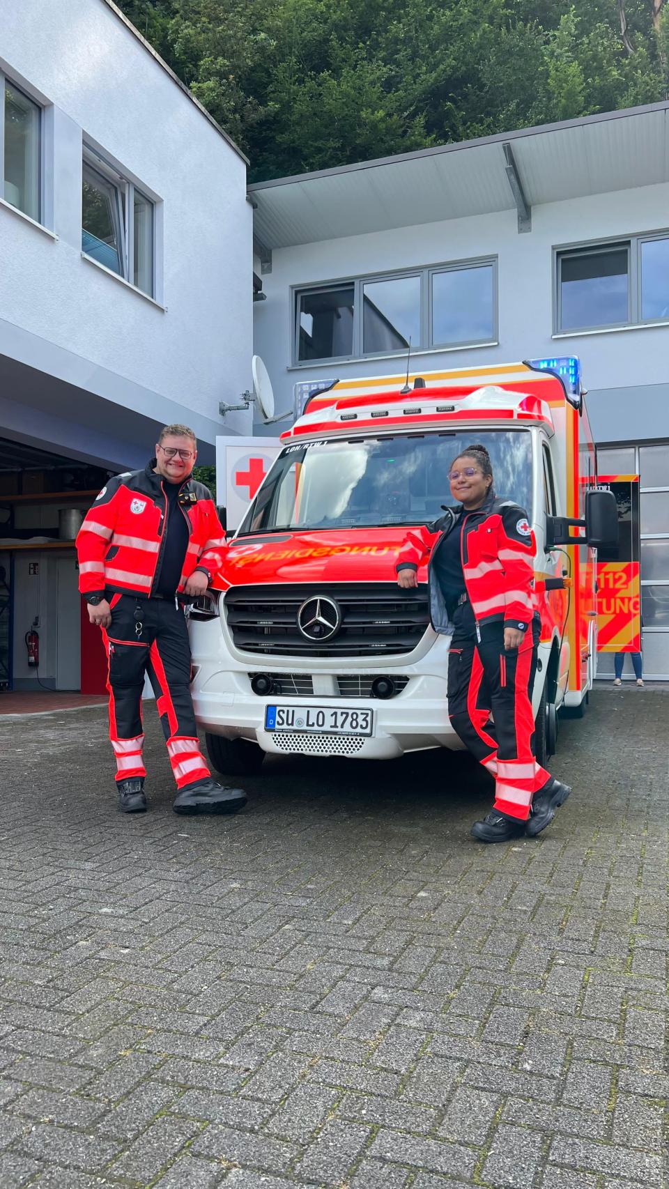 Besatzung RTW (Hauke Hübner, Notfallsanitäter (l), Esther Chala,...