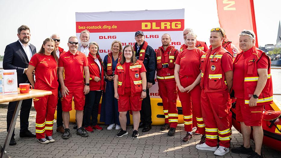 Bundesinnenministerin Faeser im Austausch mit einem Ehrenamtlichen der DLRG