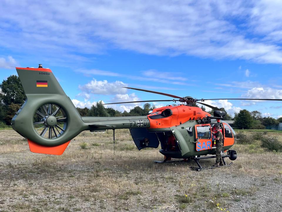 Ein Rettungshubschrauber (Search and Rescue) stand für den Transport von...