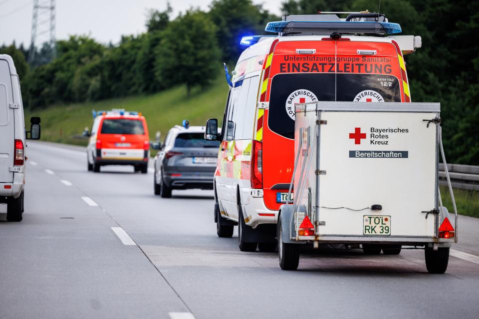 Hochwasser in Bayern im Juni 2024: der Fahrzeug der Einsatzleitung mit...