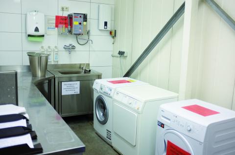 In der hauseigenen Hygienestation wird kontaminierte Kleidung zur Weitergabe...