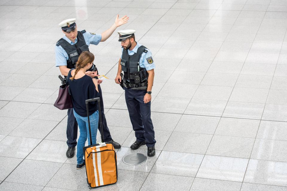 Frohe Ostern wünscht die Bundespolizei am Münchner Flughafen.