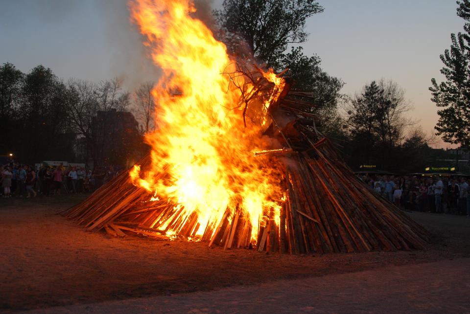 Ein traditionelles Osterfeuer an einem Ostersonntag von 2011.