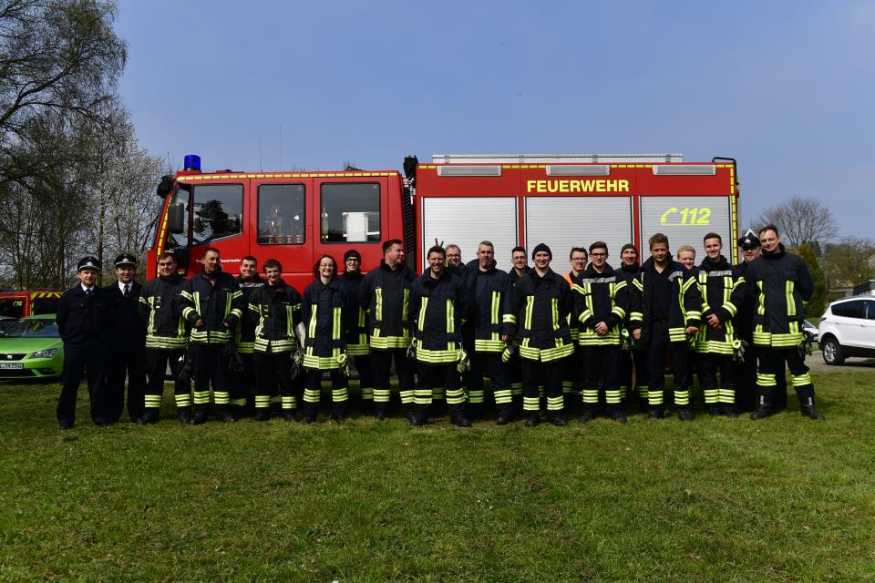 mit neuen Mitgliedern aufgefüllte Freiwillige Feuerwehr der Stadt Overath