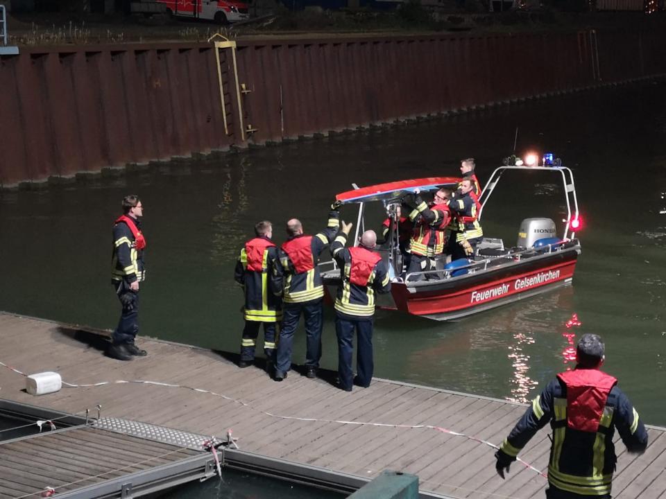 Ruderboot wurde mit Feuerwehrboot sicher ans Ufer zurück gebracht.